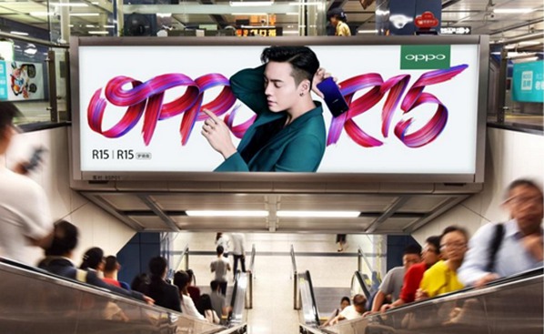 地铁梯顶灯箱广告