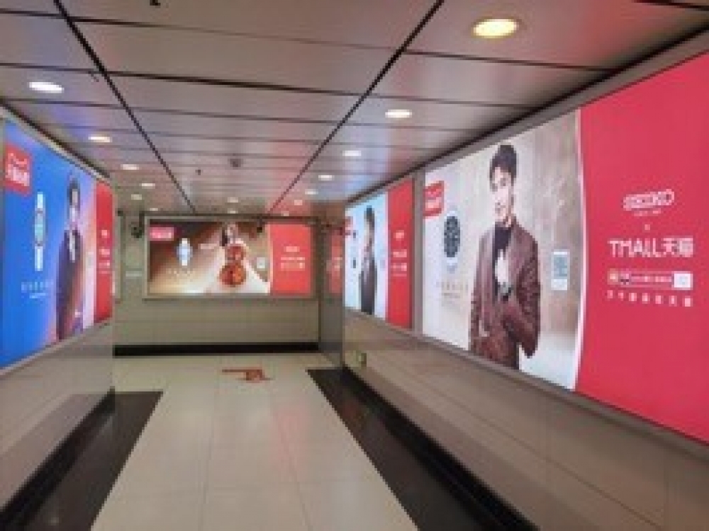 地铁灯箱广告